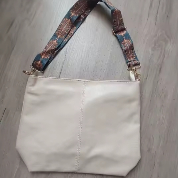 Elegant Beige Shoulder Bag with Patterned Strap - Picture 3 of 13